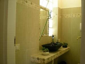łazienka z umywalką i lustrem w obiekcie Orizzonte B&B w Cefalù +22 zdjęcia