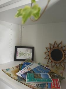 una mesa con un montón de libros. en Il Glicine appartamento vacanze, non solo mare!, en Casarza Ligure