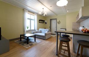 eine Küche und ein Wohnzimmer mit einem Sofa und einem Tisch in der Unterkunft Verona Apartments in Paide