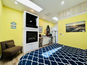 a bedroom with a bed with a tv and a fireplace at New Buffalo Inn & Spa in New Buffalo