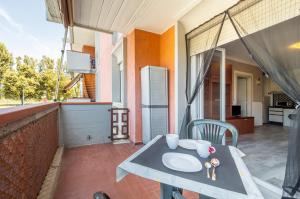 d'une terrasse avec une table et un évier sur un balcon. dans l'établissement Domus Lucis Apartment Terrace & Private Parking, à Marinella di Sarzana