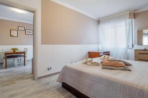 - une chambre avec un lit et un miroir dans l'établissement Domus Lucis Apartment Terrace & Private Parking, à Marinella di Sarzana