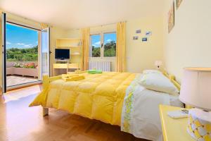 阿爾扎凱納的住宿－Villa Li Cuponi，一间卧室配有一张带黄色床罩的大床