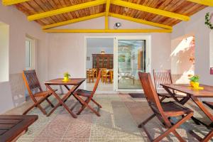 阿爾扎凱納的住宿－Villa Li Cuponi，用餐室配有木桌和椅子