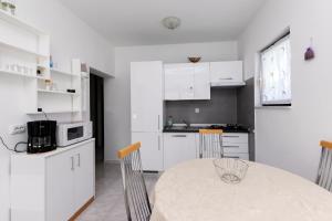 Kuchyň nebo kuchyňský kout v ubytování Apartments Anka