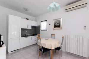 Kuchyň nebo kuchyňský kout v ubytování Apartments Anka