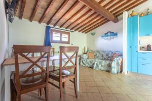 cocina y sala de estar con mesa y sillas en Appartamento Fetovaia en Riotorto