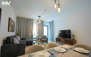 En TV eller et underholdningssystem på Luxury 2 Bedroom Suite with Full Burj Khalifa View