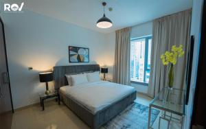 En eller flere senger på et rom på Luxury 2 Bedroom Suite with Full Burj Khalifa View