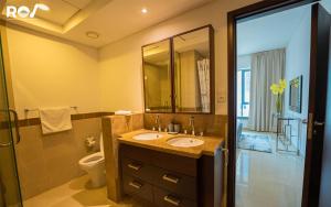 Et bad på Luxury 2 Bedroom Suite with Full Burj Khalifa View