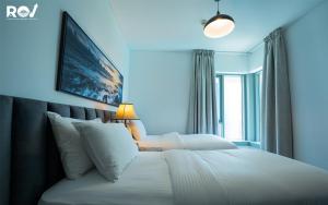 En eller flere senger på et rom på Luxury 2 Bedroom Suite with Full Burj Khalifa View