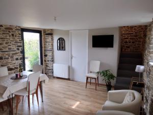 TV a/nebo společenská místnost v ubytování Gîte charmant typique Breton Ti Quartier