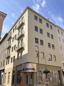 un immeuble d'appartements avec un panneau en face de celui-ci dans l'établissement Rilke Apartments, à Linz