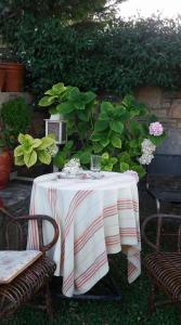 stół z czerwoną i białą tkaniną w obiekcie Evelina - Home with View w mieście Wolos