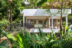 Taman di luar Pousada Seis e Meia
