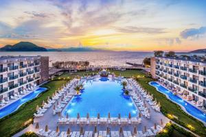 een luchtzicht op een resort met een groot zwembad bij My Ella Bodrum Resort & Spa in Mugla