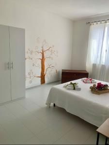 セストリ・レヴァンテにあるCa' de nattaのベッドルーム1室(木の壁画のあるベッド1台付)