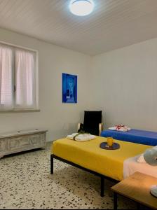 セストリ・レヴァンテにあるCa' de nattaのベッドルーム1室(ベッド2台、黄色のベッドバイザー付)