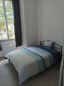 uma cama num quarto com uma grande janela em O'Couvent - Appartement 87m2 - 4 chambres - A511 em Salins-les-Bains