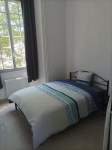 łóżko w pokoju z dużym oknem w obiekcie O'Couvent - Appartement 87m2 - 4 chambres - A511 w mieście Salins-les-Bains