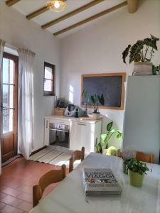 een woonkamer met een tafel en een open haard bij La tua casa nel Chianti in San Donato in Poggio