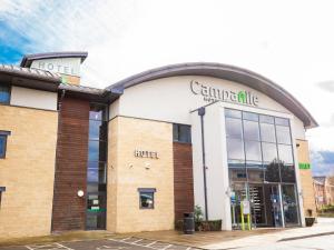 una tienda frente a un edificio en Campanile Hotel Northampton en Northampton