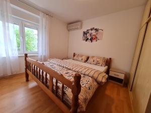 1 dormitorio con cama y ventana grande en APARTMAN LUKA, en Klenovica