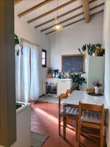 een keuken en eetkamer met een tafel en stoelen bij La tua casa nel Chianti in San Donato in Poggio