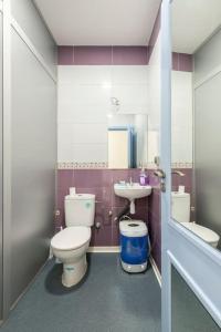 ein kleines Bad mit WC und Waschbecken in der Unterkunft Espace Zen in Temara