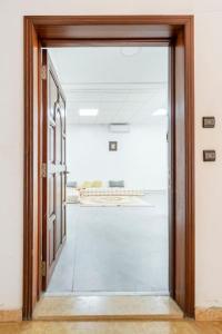 eine offene Tür in ein Zimmer mit Flur in der Unterkunft Espace Zen in Temara