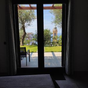 una finestra aperta con vista su un edificio di Locanda Göghin a Pieve Ligure