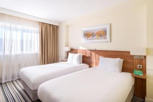 um quarto de hotel com duas camas e uma janela em Holiday Inn Rochester-Chatham, an IHG Hotel em Chatham