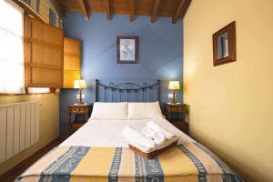 1 dormitorio con 1 cama con 2 toallas en Ca Pilarona El HorreoMallecina, en Salas