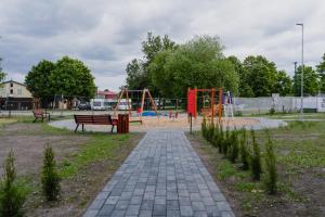 un parque con parque infantil y un banco en Vesiroosi Apartments - Apartment 3, en Pärnu