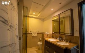 Et bad på Luxury 2 Bedroom Suite with Full Burj Khalifa View