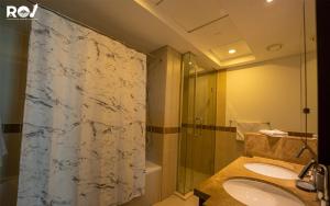 Et bad på Luxury 2 Bedroom Suite with Full Burj Khalifa View