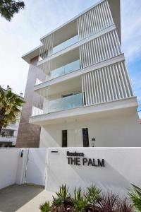 The Palm Riccione في ريتشيوني: بيت ابيض مع وجود علامة الالم امامه
