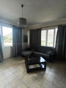 un soggiorno con divano e tavolino da caffè di Cathrin Beach Apartments a Stavros
