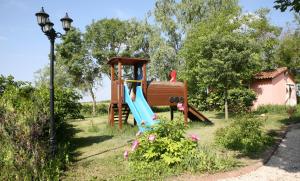 Plac zabaw dla dzieci w obiekcie Agriturismo Maliso