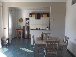 a kitchen and dining room with a table and chairs at Il Glicine cozy appartamnent, near Sestri Levante between Cinque terre e Portofino in Casarza Ligure
