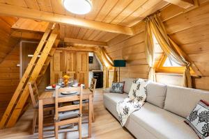 sala de estar con sofá y mesa en Dom Pod Gubałówką - Zakopane Apartamenty, en Zakopane