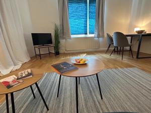 una sala de estar con una mesa con un bol de fruta. en Apartment Wien West en Viena