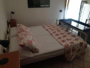 łóżko z kocem i poduszkami w obiekcie Santa Teresa - Verdemela w mieście Santa Teresa Gallura