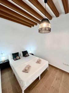 1 dormitorio blanco con 1 cama en una habitación en GATU PREMIUM Villa Flamenca, en Cádiz