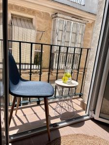una silla azul sentada en un balcón con una mesa en GATU PREMIUM Villa Flamenca, en Cádiz