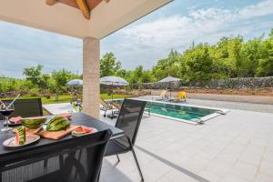 Πισίνα στο ή κοντά στο Villa Fortuna - Private Pool and Garden Retreat