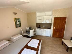 a small room with a bed and a kitchen at Apartments Sun House in Herceg-Novi