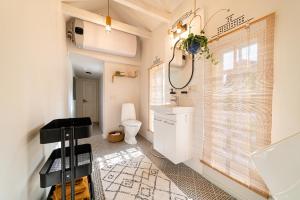 łazienka z umywalką, toaletą i oknem w obiekcie i’dille Brīvdienu māja w mieście Kuldīga