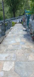 Ein Steinweg mit Bänken und einem Zaun in der Unterkunft Casa Neva in Cannobio + 6 Fotos