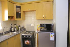 A kitchen or kitchenette at Haven Homes Ug H07 confy stay